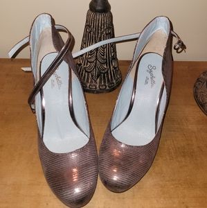 Platinum colored wedge